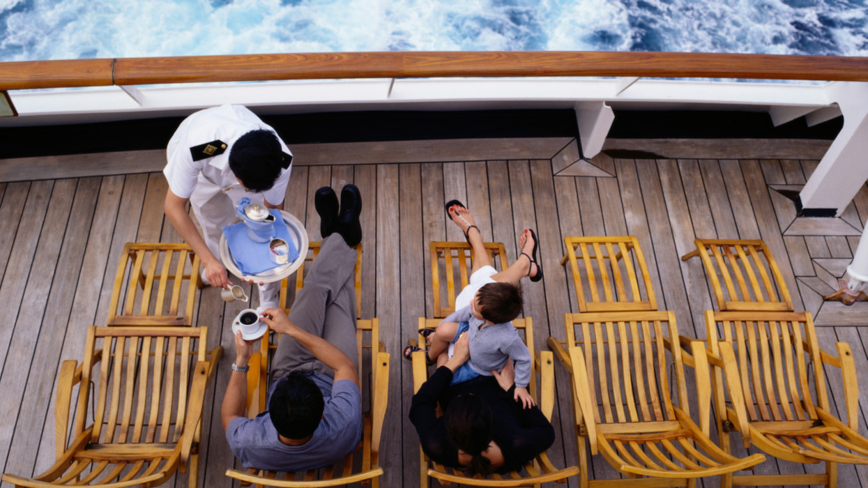 Két kézzel kapkodnak a magyar dolgozók után most a vendéglátásban: legalább nettó 700 ezres fizut ígérnek