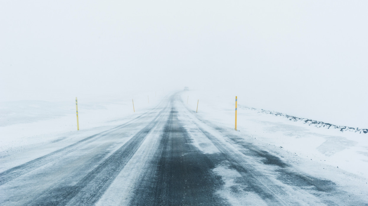 Már komoly közlekedési gondokat okoz a hó: erre készülj, ha útnak indulsz kocsival