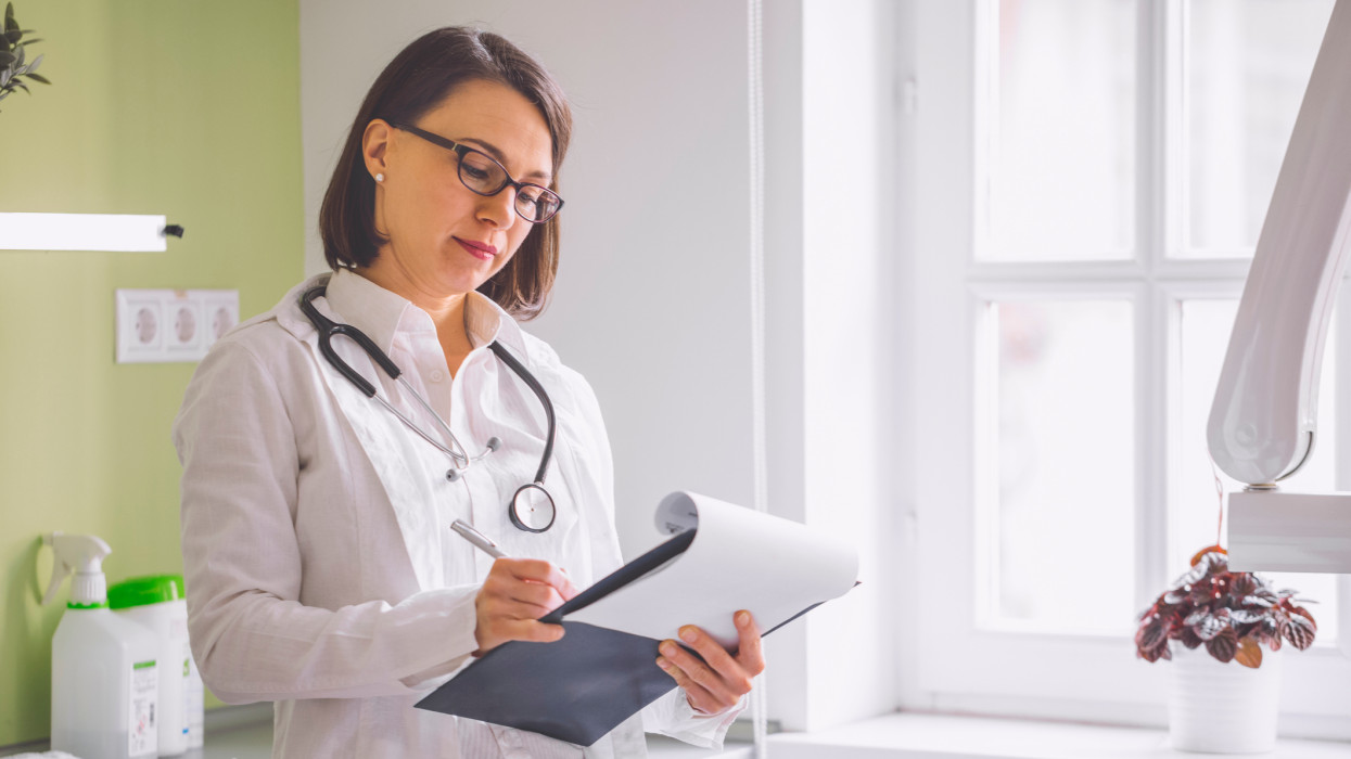 Kritikus a helyzet a magyar rendelőkben: szabályosan menekülnek az orvosok ezekből a megyékből?