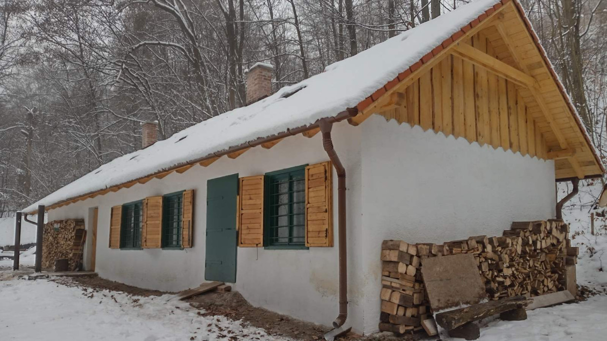 Túrázók titkos menedékei: 4+1 erdőszéli kulcsosház, ahol fillérekből meghúzhatjuk magunkat