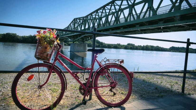 Veszély a Duna felett: potyog a beton a vasúti hídról, védőhálót feszítenek a folyó fölé + Fotók