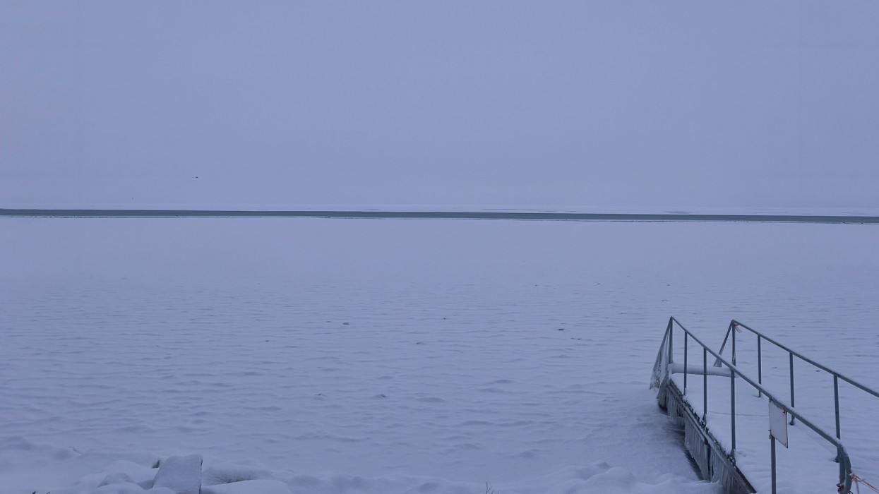 Még mindig életveszélyes a Balatonra lépni: videón a behavazott, befagyott magyar tenger