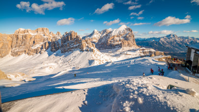 Tragédia az olasz téli olimpia helyszínén: egy biztonsági őr halálra fagyott a mínusz 12 fokos hidegben.
