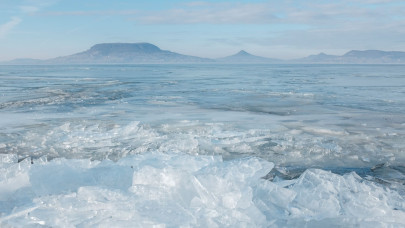 Elképesztően gyönyörű felvételen: így változott jégvilággá a téli Balaton + Videó