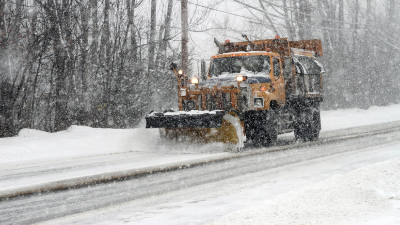 Őrült manőver a jeges autópályán: videón az előzés, kész csoda, hogy ebből nem lett nagyobb baj