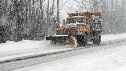 Őrült manőver a jeges autópályán: videón az előzés, kész csoda, hogy ebből nem lett nagyobb baj