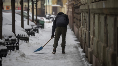 Hiánycikk az útszóró só a legdurvább ónos esőben: tényleg jó alternatíva lehet helyette a macskaalom is?