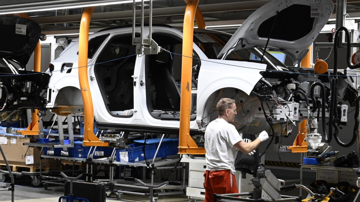 Komoly leépítés jön a győri Audi-gyárnál: hiába a termelési rekord, rengeteg állás szűnik meg