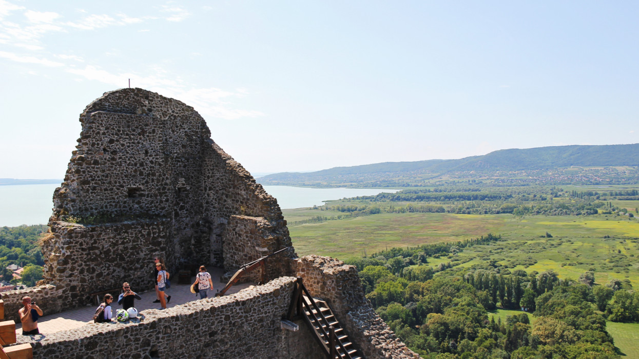 Felbolydult Szigliget: kikötőt kotornának a védett balatoni öbölbe - petíció indult