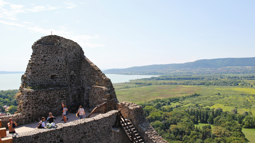 Felbolydult Szigliget: kikötőt kotornának a védett balatoni öbölbe - petíció indult