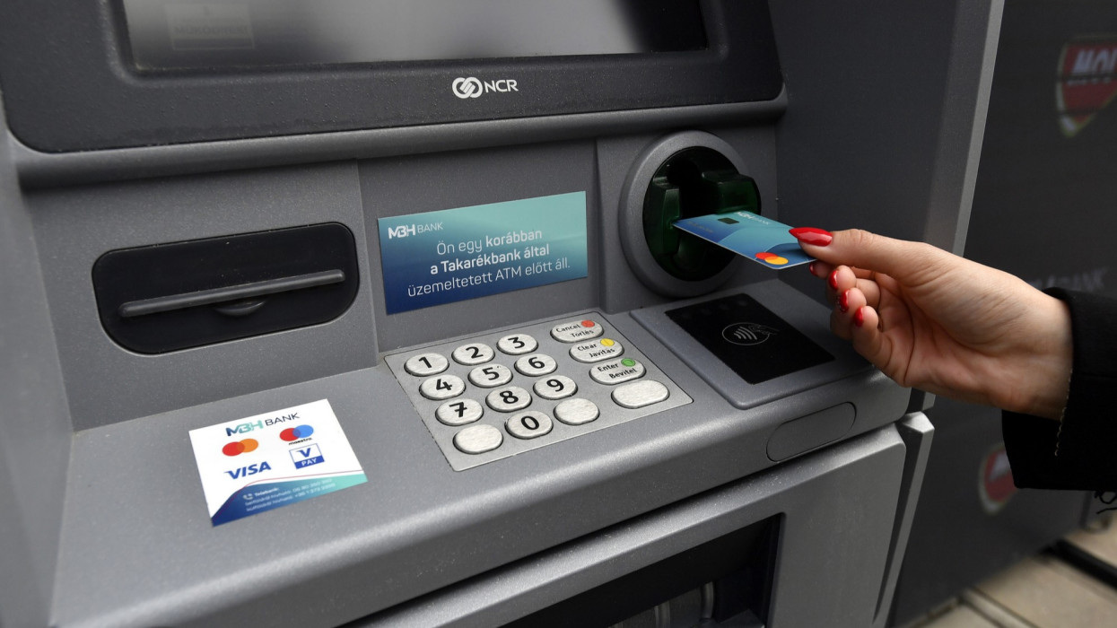 Óriási változás zajlik a hazai ATM-eknél: minden banki ügyfelet érint, aki pénzt szeretne felvenni