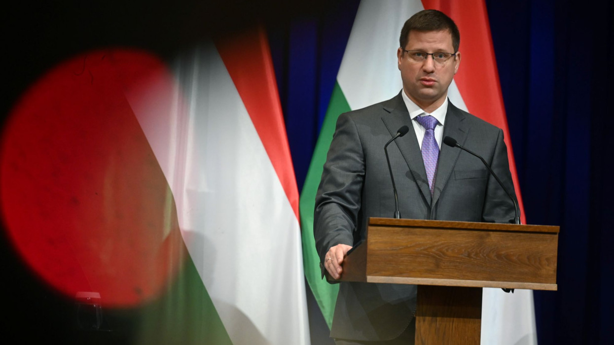 Gulyás Gergely: változik a 13. és 14. havi nyugdíjak kifizetése, erről minden idős magyarnak tudnia kell