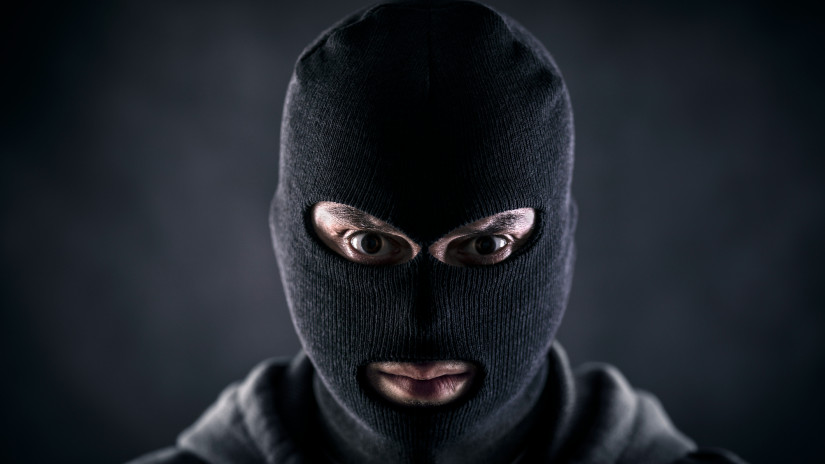 A hideg is kiráz: maszkos rabló fosztott ki egy budai boltot, videón az elkövető!