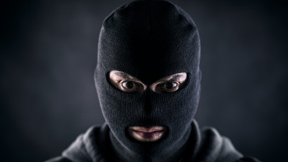 A hideg is kiráz: maszkos rabló fosztott ki egy budai boltot, videón az elkövető!