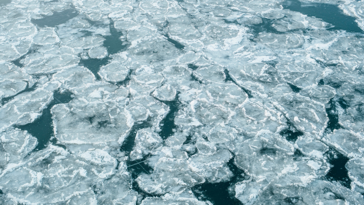 Figyelem! Teljes hajózási zárlat lépett életbe, megállt a forgalom a Tiszán is + Videó