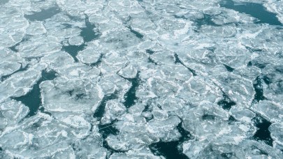 Figyelem! Teljes hajózási zárlat lépett életbe, megállt a forgalom a Tiszán is + Videó