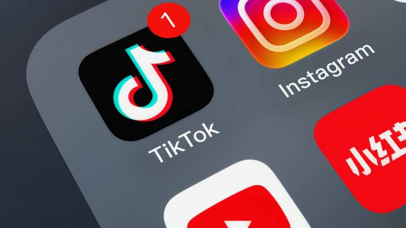 Vége a végtelen görgetésnek? Brüsszel rászáll a TikTokra, kemény büntetés jöhet