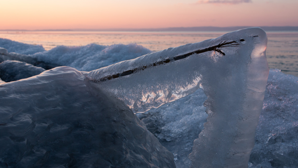 Végre ez a nap is eljött: kiderült, mikortól lehet korcsolyázni a Balaton jegén