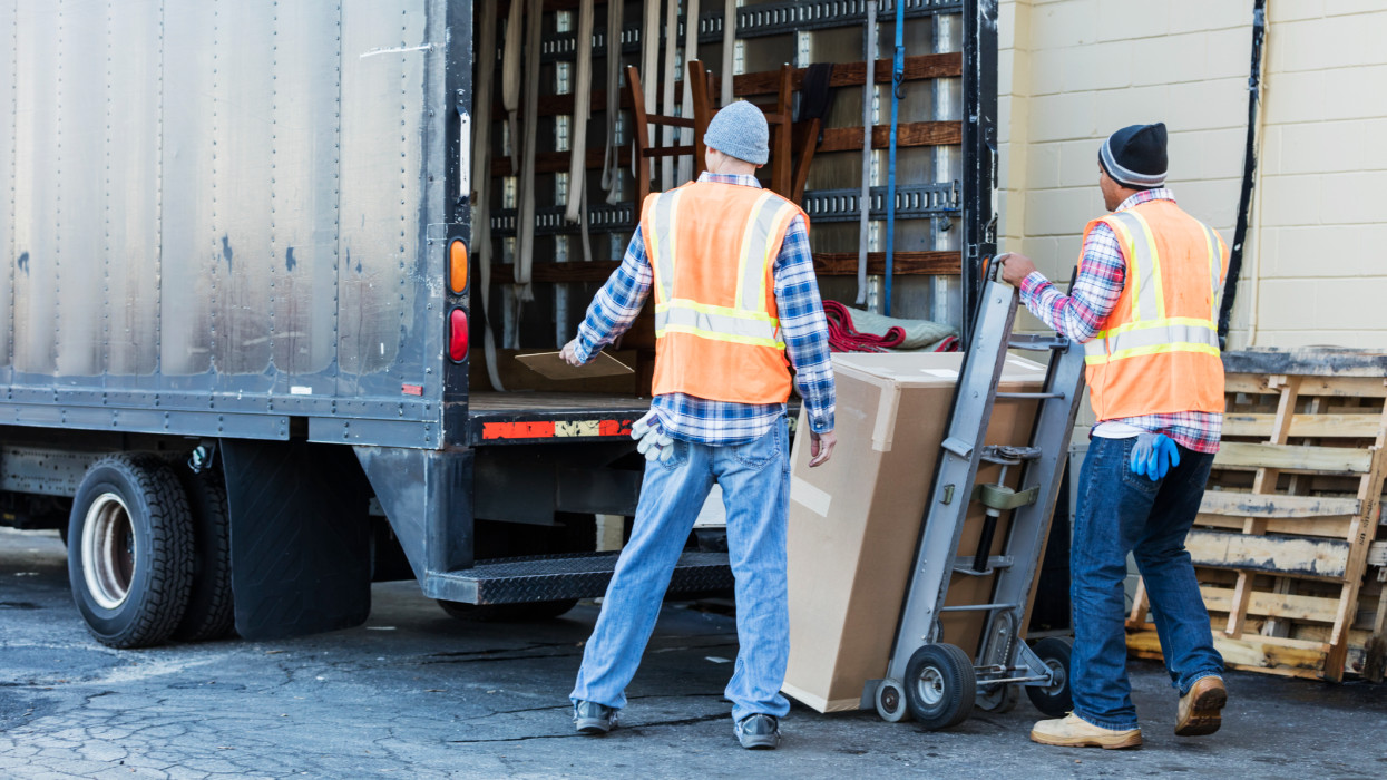 Lomtalanító-maffia lepte el a hazai utcákat: mindenhol ott vannak a brigádok, durva átverésekkel nyúlják le a pénzt
