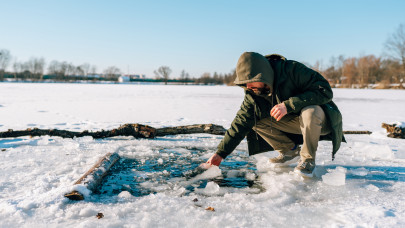 Életveszély a hazai tónál: beszakadt a jég a lékvágók alatt Kiskunhalason