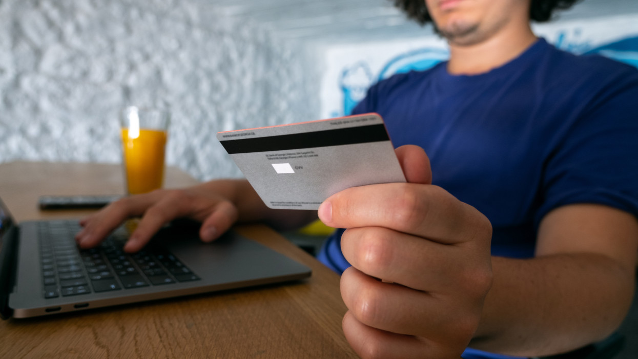 A magyar választás eredményére is komoly összegekkel fogadtak ezen a portálon - most betiltották itthon