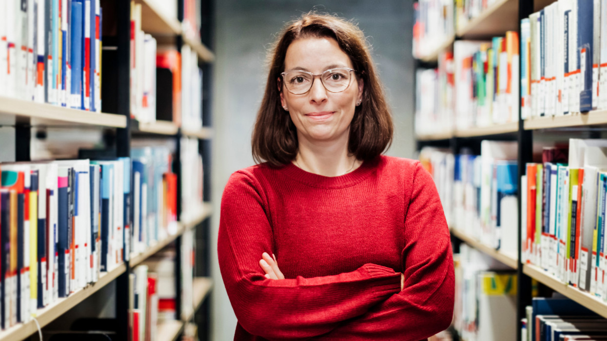 Közalkalmazotti bértábla 2026: itt a táblázat, ennyi pénz jár a törvény szerint a közalkalmazott dolgozóknak