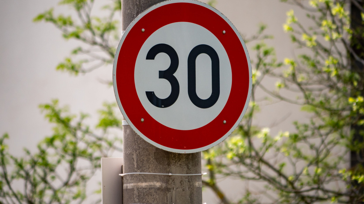210 ezres büntetést fizethet, aki itt benézi az új 30-as táblát: rengeteg autós szaladhat bele a bírságba