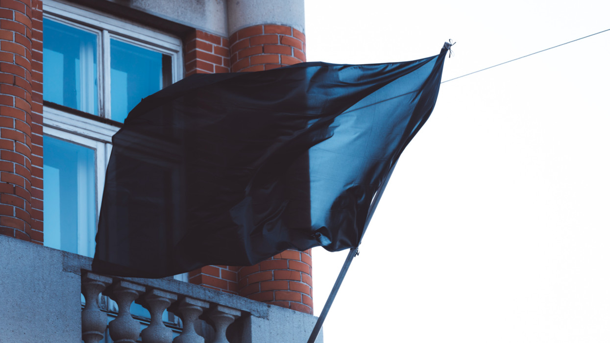 Kitűzték a fekete zászlót Egressy Mátyás, az eltűnt fiú iskolájára