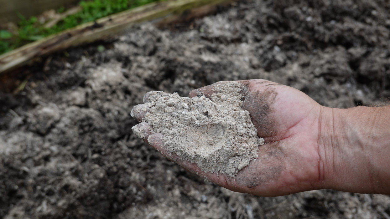 Fával fűtesz? Ne dobd ki a hamut! Dédanyáink kincset érő tippjei, hogyan hasznosíthatod télen is