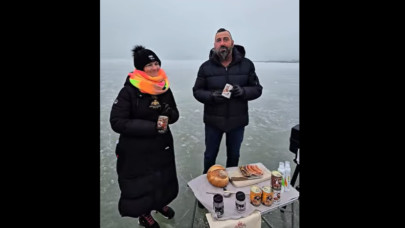 Grill-party a Balaton jegén: kolbász, tojás és bab rotyogott a befagyott tavon+ Videó
