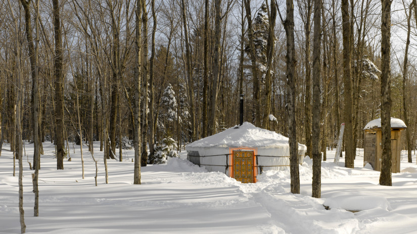 Így lehet kibírni a kemény telet egy jurtában: videón mutatták meg életüket a magyar vadon lakói