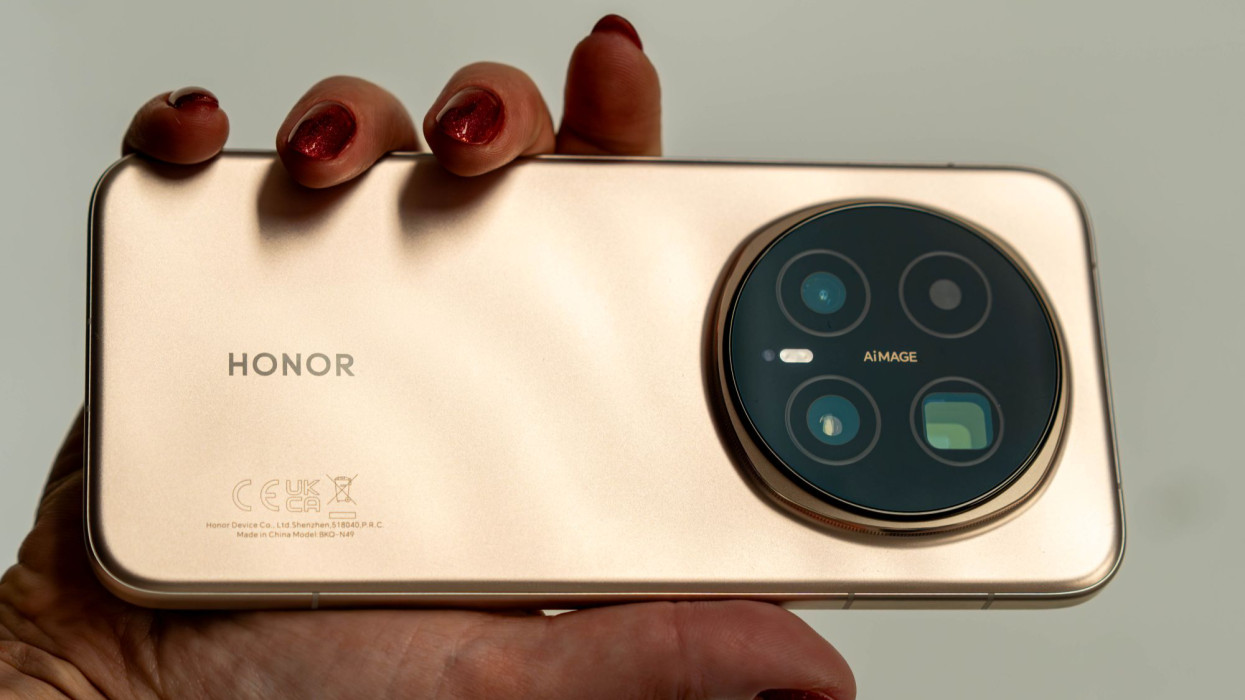 Új kínai csúcstelefon tarolhat Magyarországon: teszten az Apple és a Samsung babérjaira törő Honor Magic 8 Pro