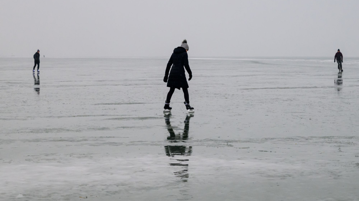 Brutális tömeg a Balatonnál, a nyári csúcsban is alig látnmi ilyet: mit keresnek ott ennyien?