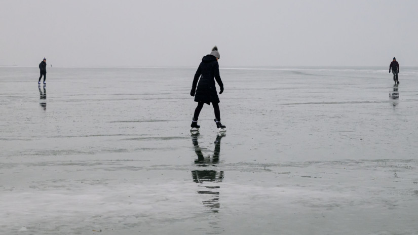 Brutális tömeg a Balatonnál, a nyári csúcsban is alig látnmi ilyet: mit keresnek ott ennyien?