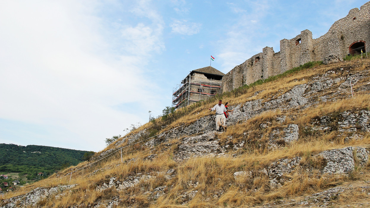 Repülj a múltba: elképesztő rekonstrukció készült a legendás magyar vár korszakaiból