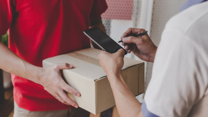 Brutális leépítés a csomagküldőnél: 30 ezer állás szűnik meg a nagy szakítás miatt