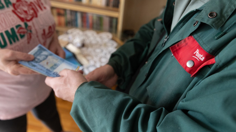 A Holdról is látszik, egyre mélyül a nyugdíjkrízis Magyarországon: folyamatos lecsúszás vár az idősekre?