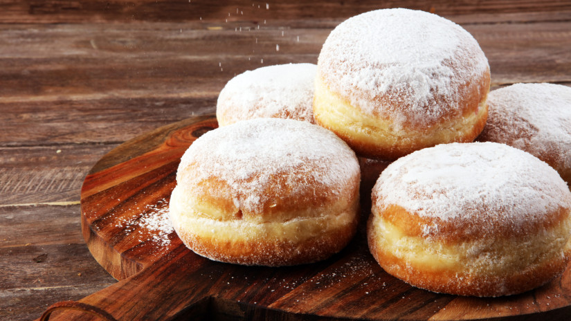 Évszázadok óta sütik a magyar családok: a farsangi fánk titkai, babonák és furcsa szokások