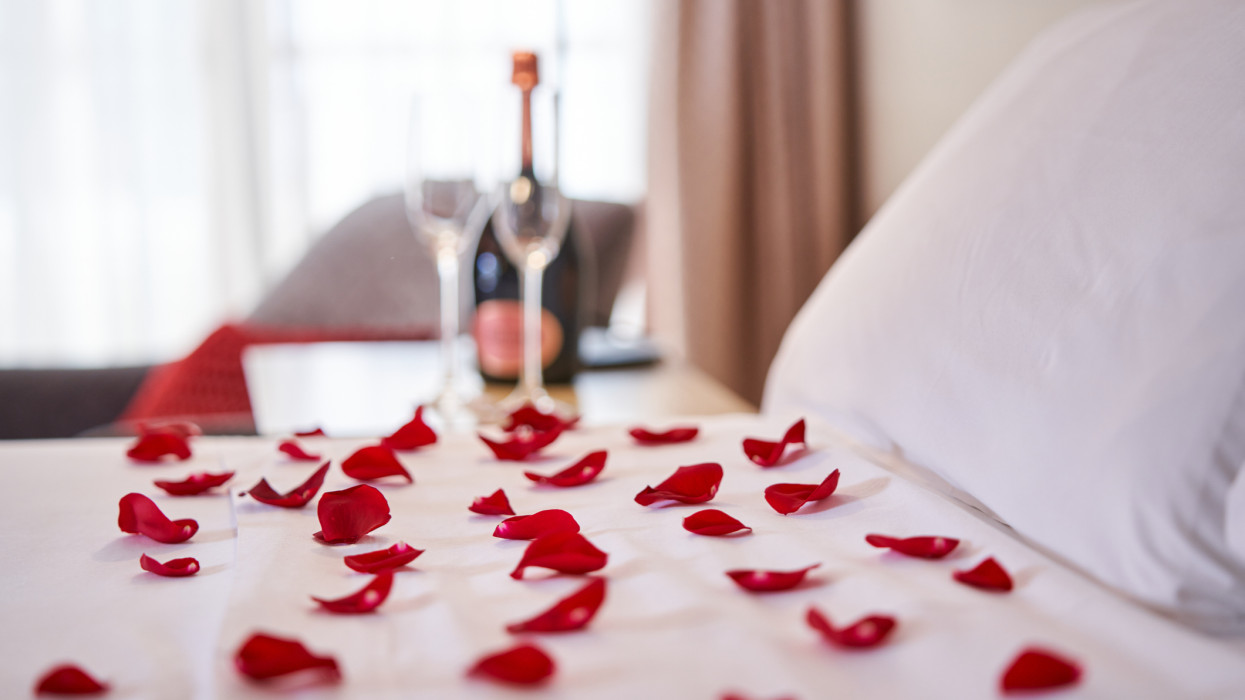 Brutál akció robbant a magyar szállodákban: különleges hétvége jön, indulhat a roham