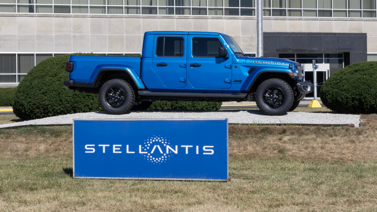 Brutális veszteség az európai autóóriásnál: csak az elektromosításon ezermilliárdokat buktak