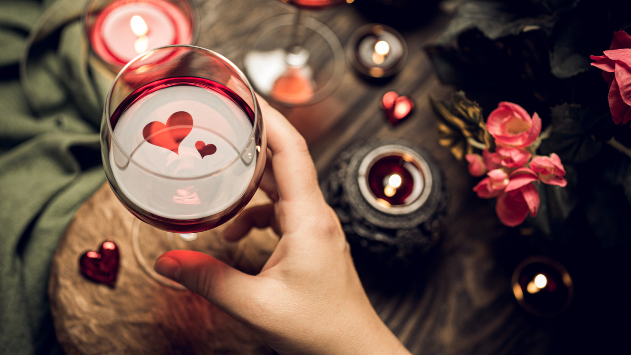 Több százezres luxusvacsorákon romantikáznak a leggazdagabb magyarok: indul a Valentin-napi rongyrázás