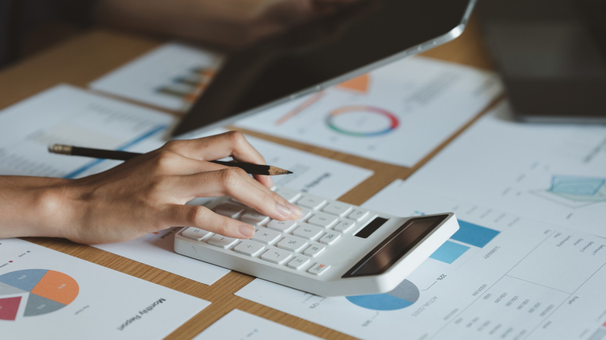 Most már biztos: egyre kevesebb magyar számíthat fizetésemelésre 2026-ban