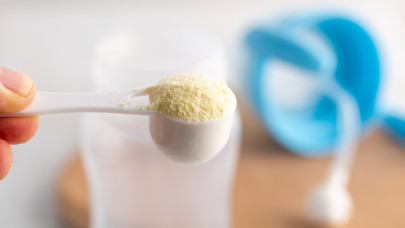 Tovább gyűrűzik a tápszerbotrány: mérgezett alapanyag miatt sorra hívják vissza a termékeket