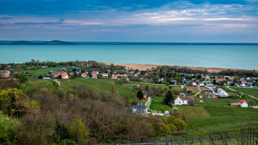 Elszabadult a pokol az ingatlanpiacon: hihetetlen, mennyit kérnek egy garázsért is a Balatonon