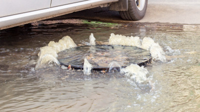 Brutális csőtörés Újbudán: az autók küszöbéig ér a vízszint, rengeteg lakó víz nélkül maradt