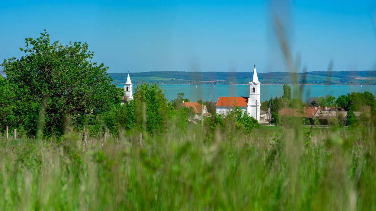 Ezen a Balaton-parti településen bújt el végleg a világ elől a magyar színészlegenda, Szombathy Gyula