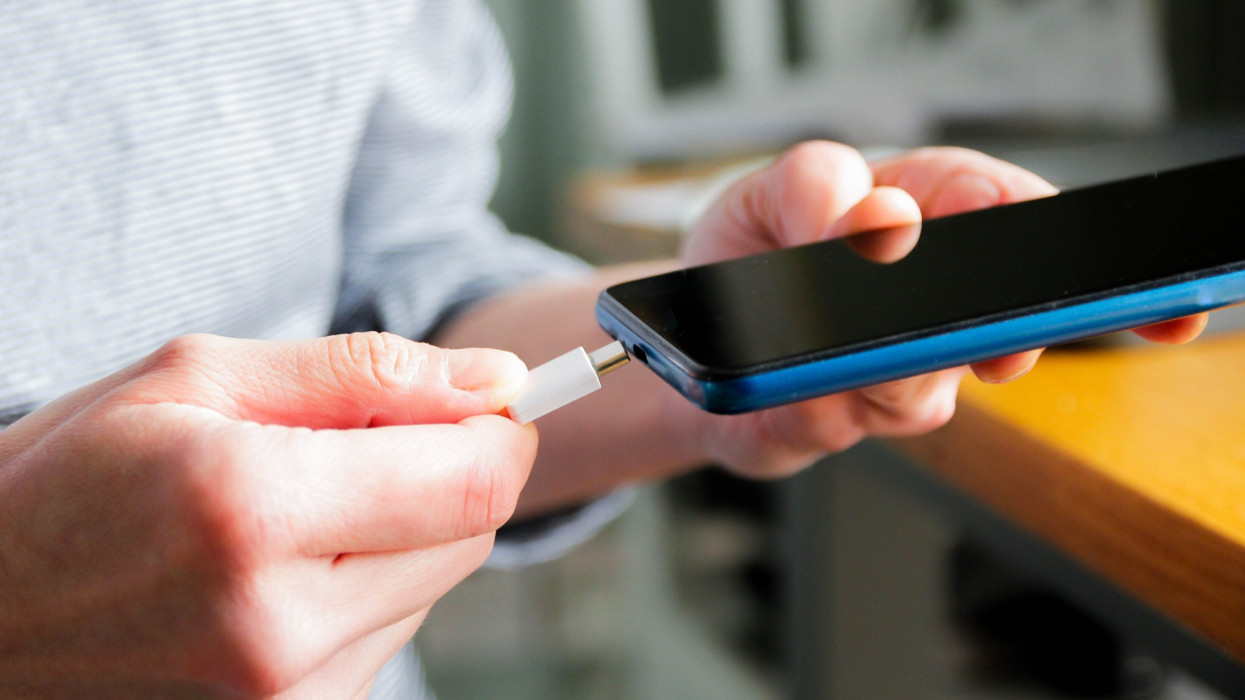 Veszélyes akkutöltőket rendel vissza a hatóság: nézz körül otthon, neked is lehet ilyened