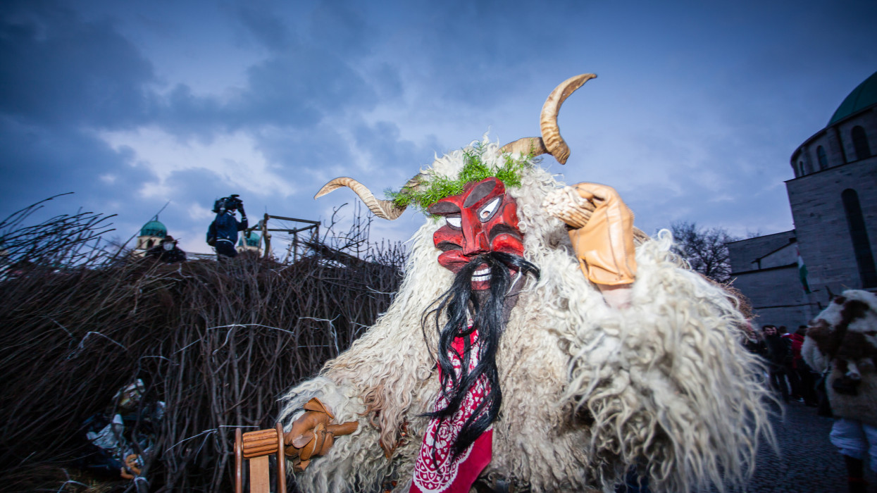 Mohács felkészült: startol a Busójárás, százezrek várják a maskarások idei télűzését + Videó