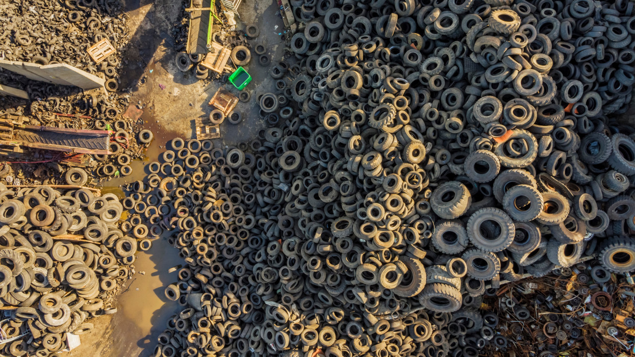 Sokkoló látvány Vasban: több ezer tonna gumihegy tornyosul két falu határában + Videó