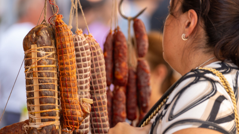 Ne a mennyezetre! A gyulai hentesmester trükkje: így tárold a kolbászt, hogy sokáig ízletes maradjon + Videó